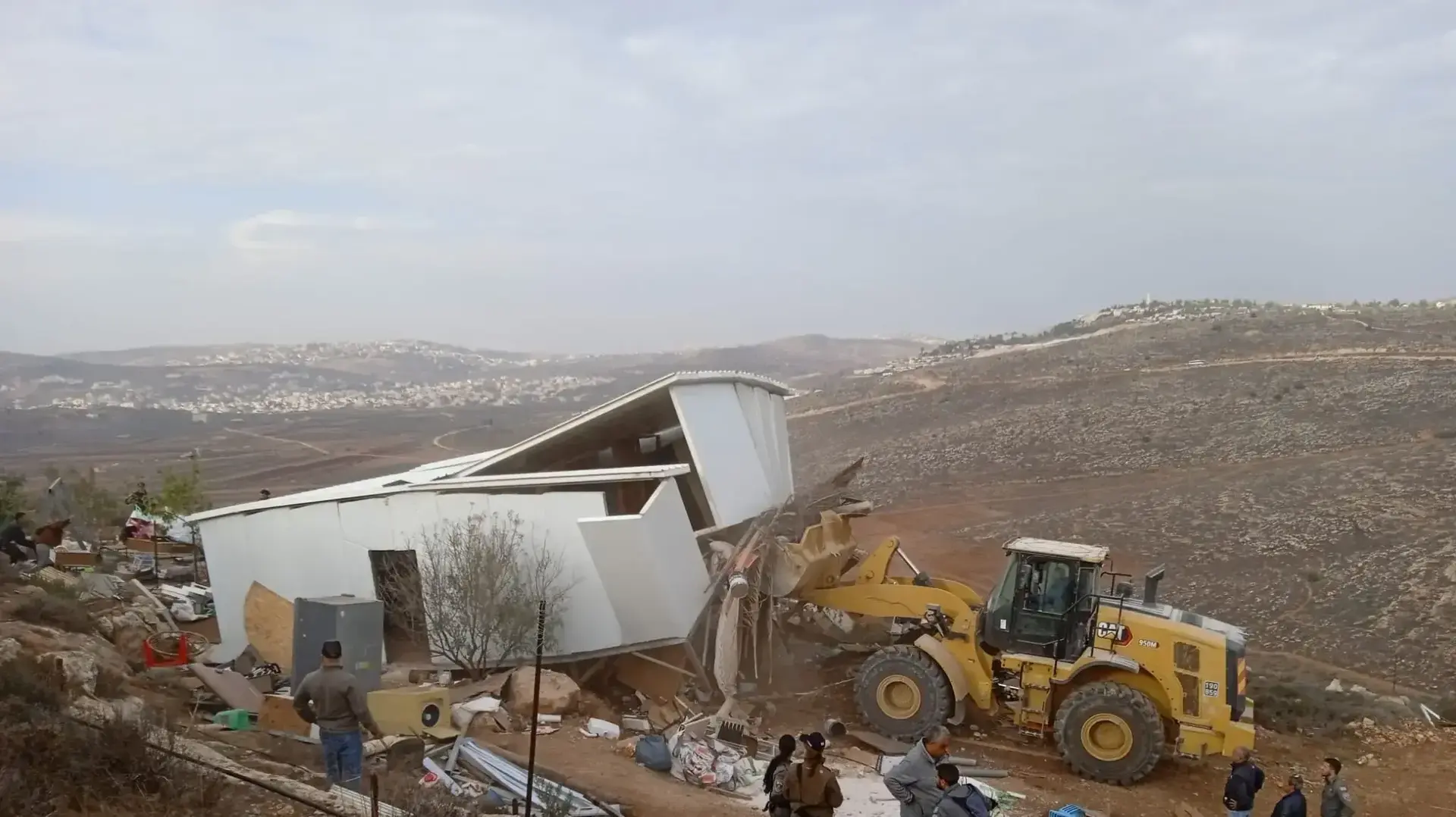עימותים בין מתנחלים לכוחות משטרה ועובדי המנהל האזרחי במהלך פינוי מאחז  "גאולת ציון" שבבנימין, 17 בנובמבר 2021
