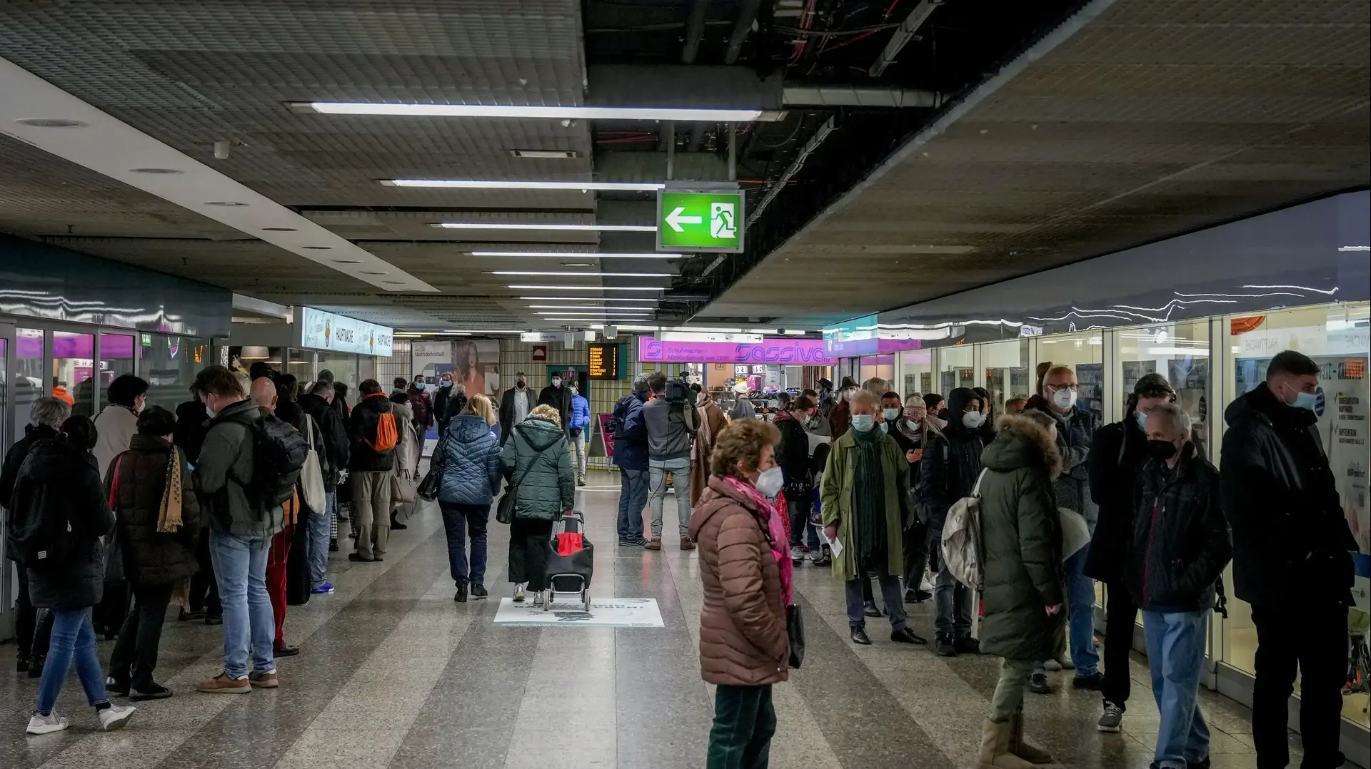 תוך במרכז חיסונים בפרנקפורט, גרמניה 15 בנובמבר 2021 תוך במרכז חיסונים בפרנקפורט, גרמניה 15 בנובמבר 2021