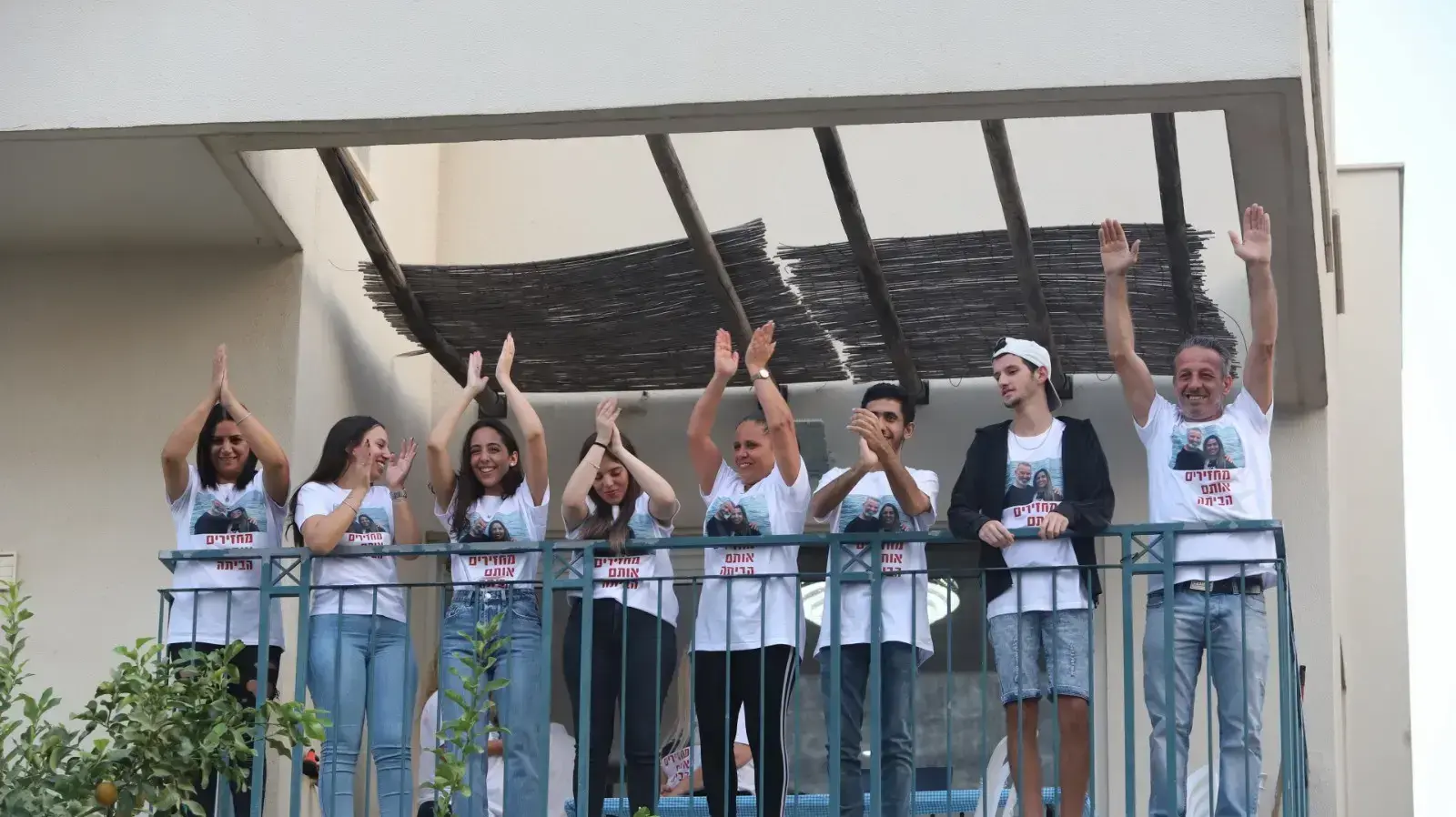 בני משפחה ממתינים לנטלי ומורדי וקנין שנחתו בישראל בדרכם לביתם, מודיעין, 18 בנובמבר 2021 בני משפחה ממתינים לנטלי ומורדי וקנין שנחתו בישראל בדרכם לביתם, מודיעין, 18 בנובמבר 2021