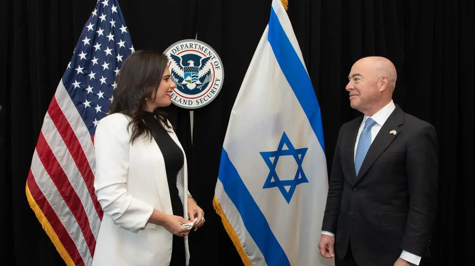 שרת הפנים, איילת שקד במהלך במהלך פגישה בוושינגטון עם השר לביטחון המולדת, אלחנדרו מיורקס בנושא הפטור מאשרות (ויזות) לאזרחי ישראל וכניסת ישראל לתוכנית ה-VWP שרת הפנים, איילת שקד במהלך במהלך פגישה בוושינגטון עם השר לביטחון המולדת, אלחנדרו מיורקס בנושא הפטור מאשרות (ויזות) לאזרחי ישראל וכניסת ישראל לתוכנית ה-VWP