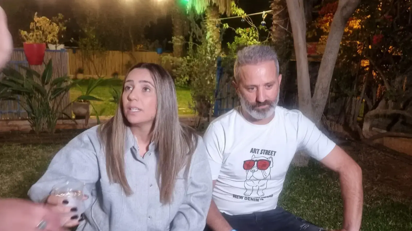 בני הזוג אוקנין בחצר ביתם 18 בנובמבר 2021 בני הזוג אוקנין בחצר ביתם 18 בנובמבר 2021