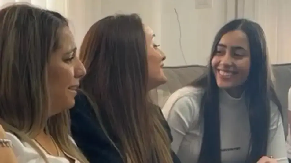 הזמרת אתי ביטון בבית משפחת אוקנין הזמרת אתי ביטון בבית משפחת אוקנין