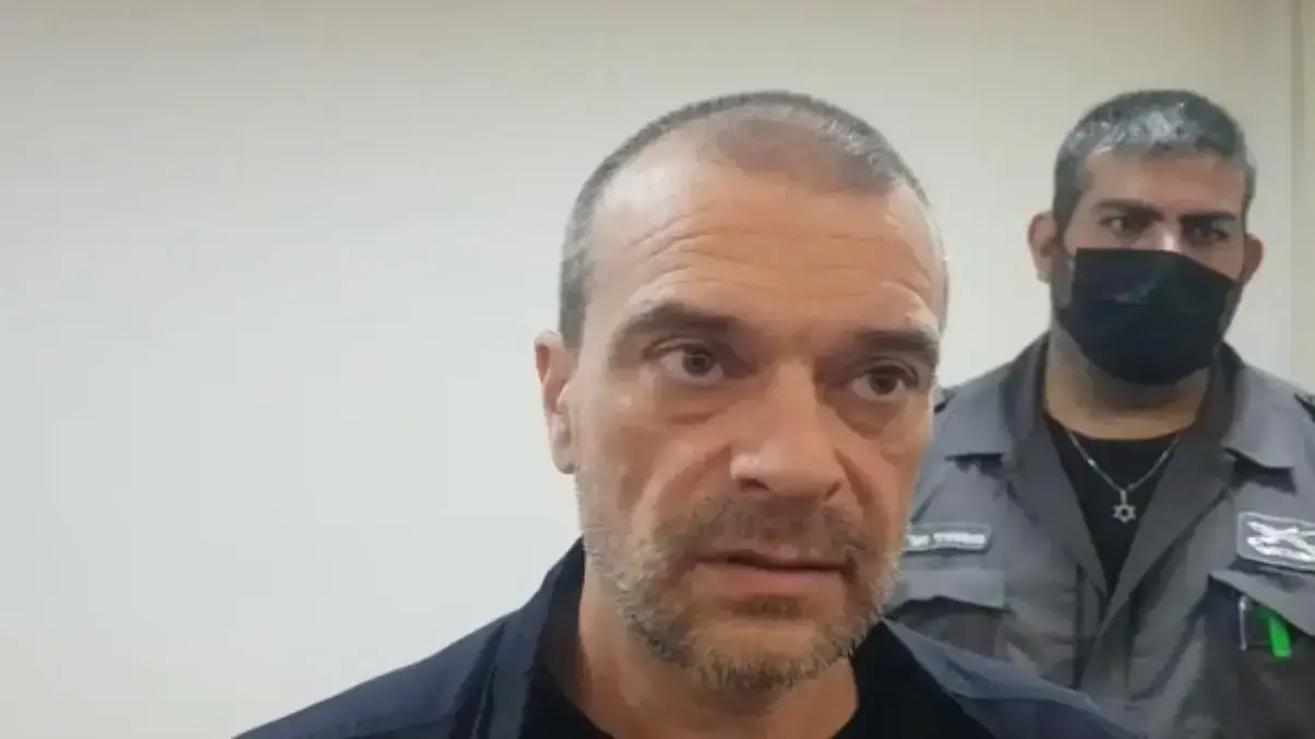 החשוד ברצח ליטל מלניק, אדוארד ״אדי״ קצ׳ורה במהלך דיון בעניינו, 18 בנובמבר 2021 החשוד ברצח ליטל מלניק, אדוארד ״אדי״ קצ׳ורה במהלך דיון בעניינו, 18 בנובמבר 2021