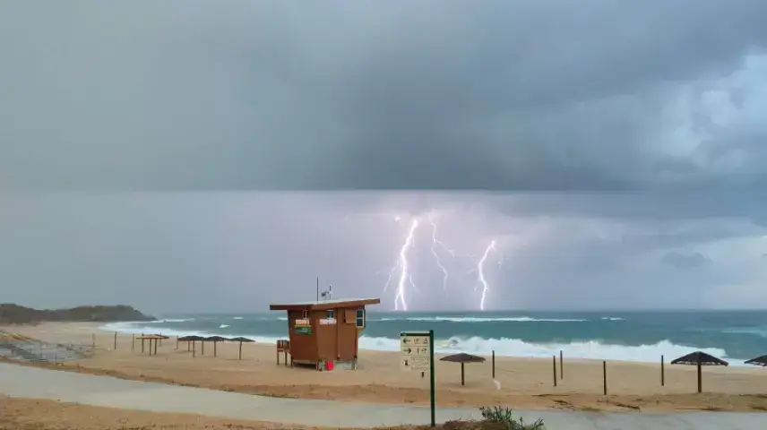 מזג אוויר, סופת ברקים בגן הלאומי חוף פלמחים, 20 בנובמבר 2021 מזג אוויר, סופת ברקים בגן הלאומי חוף פלמחים, 20 בנובמבר 2021