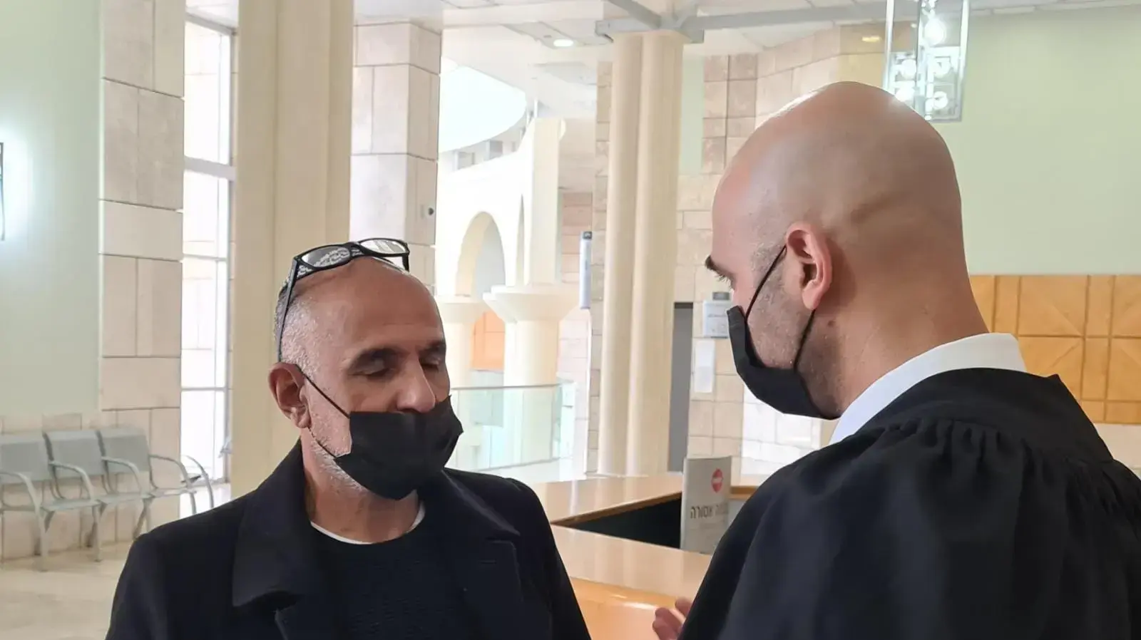 העד ראובן ג'נאח (משמאל) מדבר עם התובע עו"ד ויאם קבלאווי בבית המשפט המחוזי בנצרת, 21 בובמבר 2021 העד ראובן ג'נאח (משמאל) מדבר עם התובע עו"ד ויאם קבלאווי בבית המשפט המחוזי בנצרת, 21 בובמבר 2021