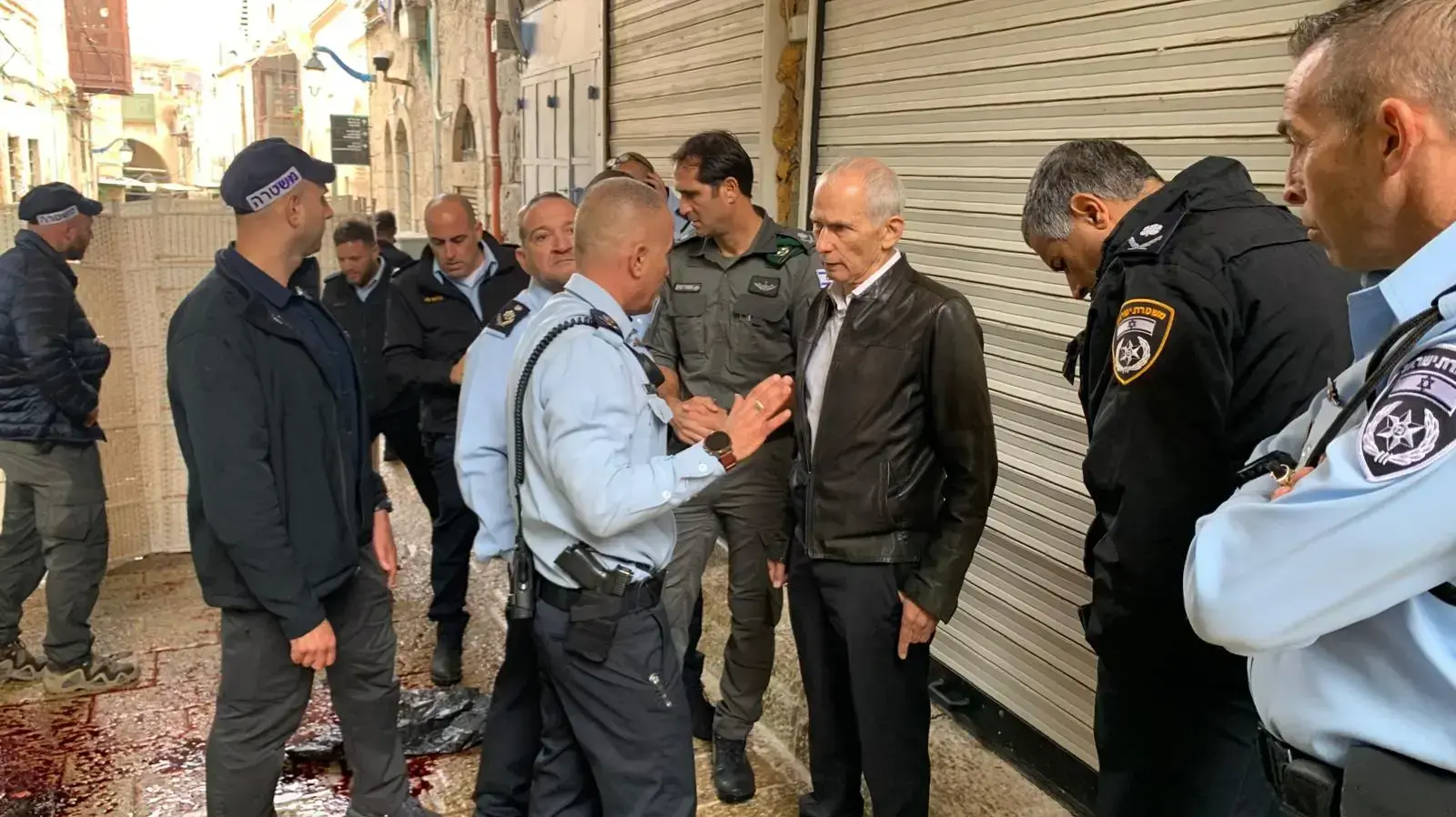 השר בר-לב עם המפכל שבתאי ומפקד מחוז ירושלים תורג׳מן בזירת הפיגוע בירושלים השר בר-לב עם המפכל שבתאי ומפקד מחוז ירושלים תורג׳מן בזירת הפיגוע בירושלים