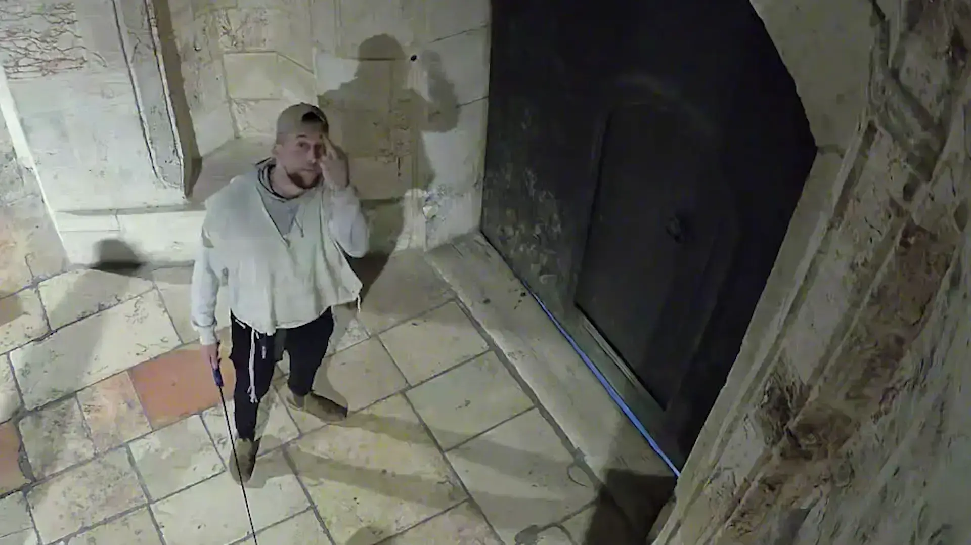 צעיר יורק בפתח הכנסייה הארמנית בירושלים
14.11.21