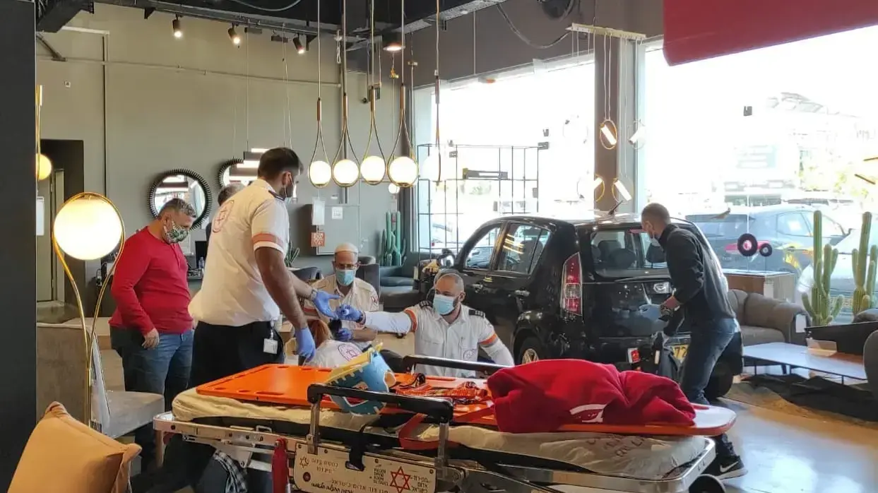 רכב שאיבד שליטה והתנגש בחלון ראווה סמוך לצומת וולקן בחוצות המפרץ 22 בנובמבר 2021 רכב שאיבד שליטה והתנגש בחלון ראווה סמוך לצומת וולקן בחוצות המפרץ 22 בנובמבר 2021
