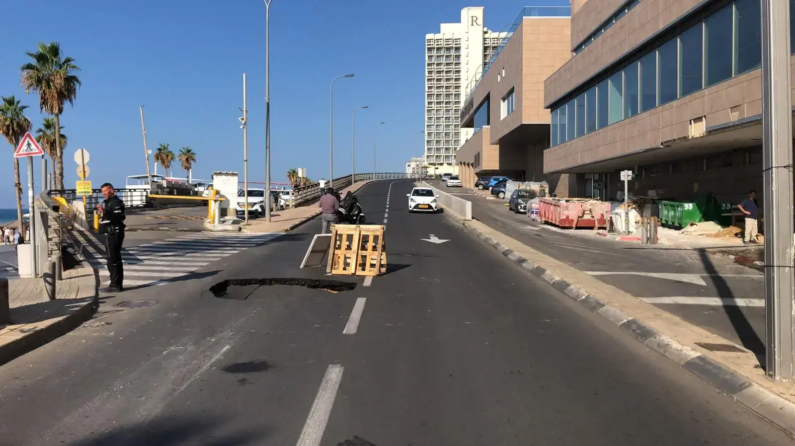 בור שנפער בכביש,רח' הרברט סמואל תל אביב בור שנפער בכביש,רח' הרברט סמואל תל אביב