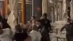 מהומה מחוץ למסעדת הזקן והים מהומה מחוץ למסעדת הזקן והים