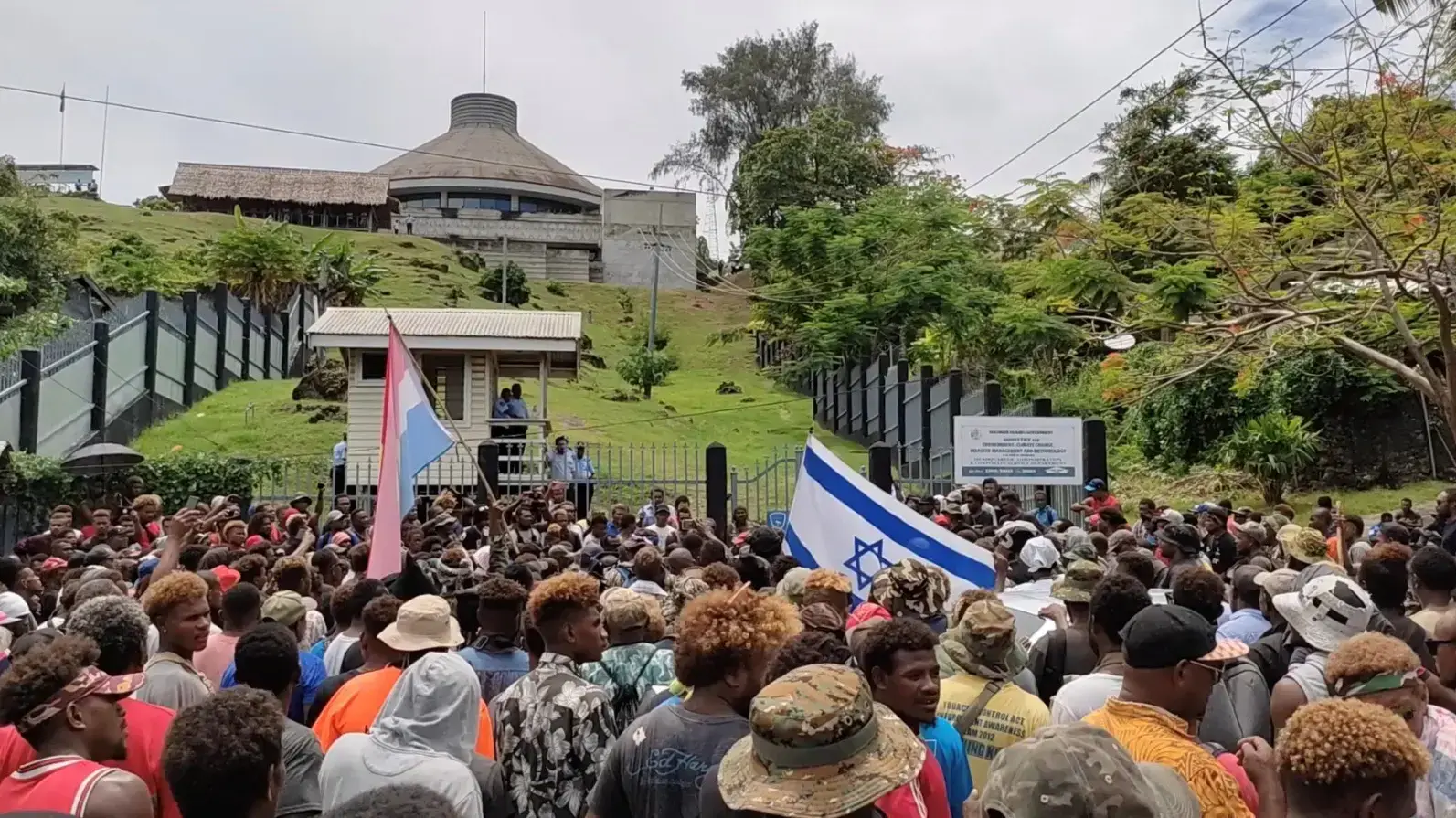 מפגינים מחוץ לפרלמנט של איי שלמה בבירה הוניארה, 24 בנובמבר 2021