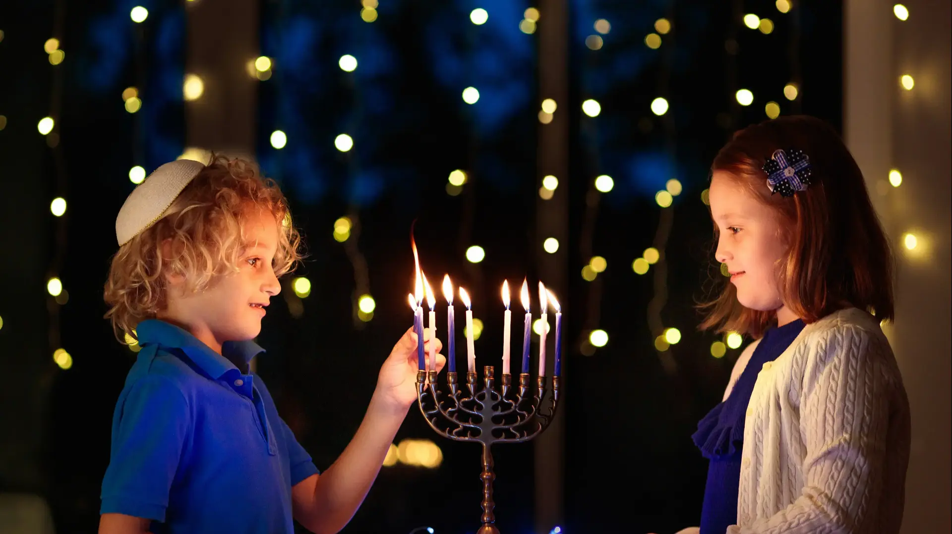 ילדים מדליקים נרות חנוכה ילדים מדליקים נרות חנוכה