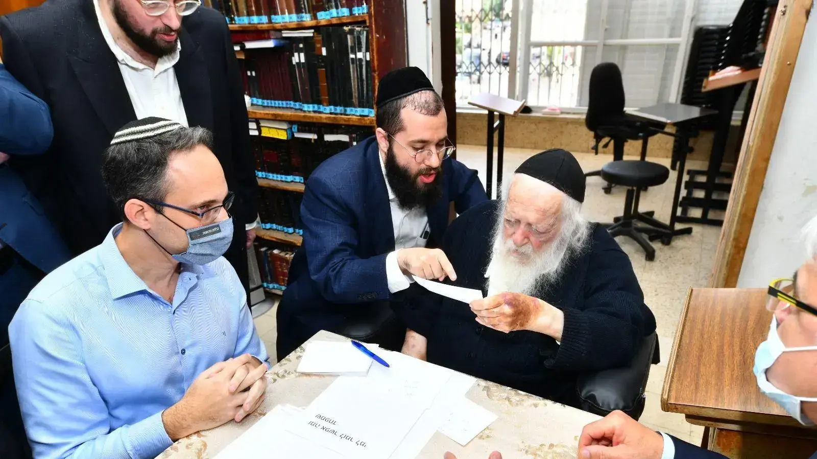הרב קנייבסקי מורה לחסן ילדים לקורונה