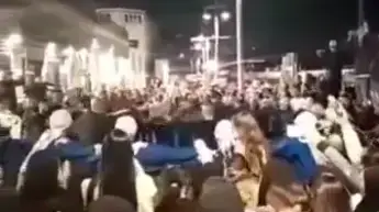 מאות תושבי יפו בהפגנת תמיכה מחוץ למסעדת הזקן והים, 27 נובמבר 2021