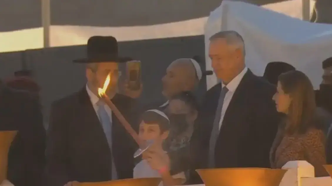 שר הבטחון בני גנץ בהדלקת נר ראשון של חנוכה בכותל 28 בנובמבר 2021 שר הבטחון בני גנץ בהדלקת נר ראשון של חנוכה בכותל 28 בנובמבר 2021