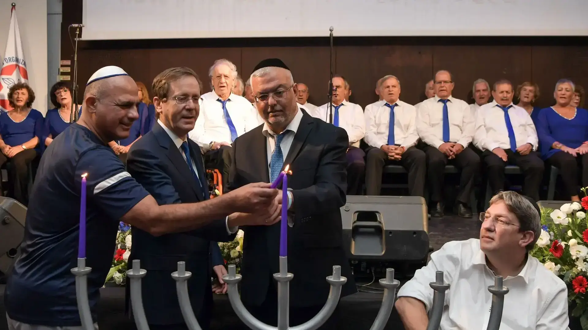 נשיא המדינה ורעייתו הדליקו נר ראשון של חנוכה בבית הלוחם בתל אביב 28 בנובמבר 2021 נשיא המדינה ורעייתו הדליקו נר ראשון של חנוכה בבית הלוחם בתל אביב 28 בנובמבר 2021