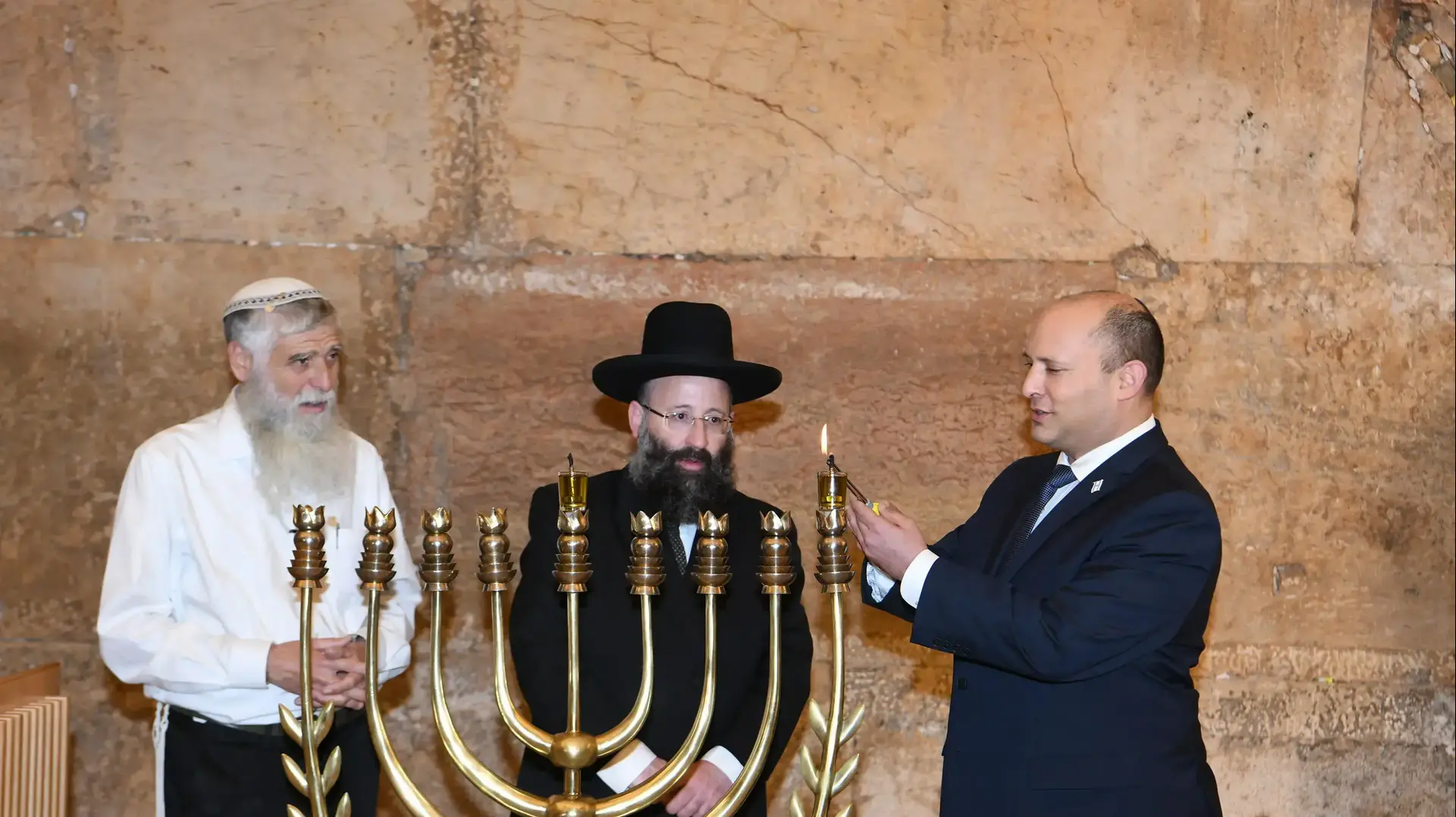 ראש הממשלה נפתלי בנט בהדלקת נרות חנוכה בכותל המערבי. 28 בנובמבר 2021 ראש הממשלה נפתלי בנט בהדלקת נרות חנוכה בכותל המערבי. 28 בנובמבר 2021