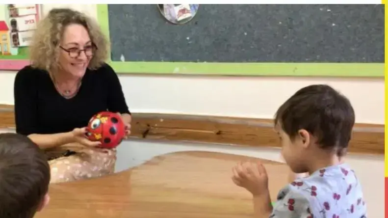 דפנה ברקוביץ' מרפאה בעיסוק ורכזת מקצועות הבריאות בצהר הלב לחינוך מיוחד דפנה ברקוביץ' מרפאה בעיסוק ורכזת מקצועות הבריאות בצהר הלב לחינוך מיוחד