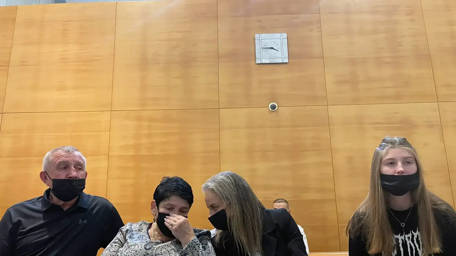 משפחה של יעל מלניק בבית המשפט בדיון ביטול שחרור החשוב למעצר בית 29 בנובמבר 2021 משפחה של יעל מלניק בבית המשפט בדיון ביטול שחרור החשוב למעצר בית 29 בנובמבר 2021