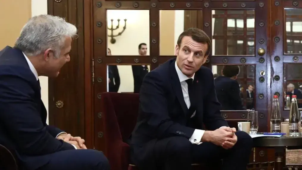 יאיר לפיד בפגישה עם עמנואל מקרון נשיא צרפת, ינואר 2020 יאיר לפיד בפגישה עם עמנואל מקרון נשיא צרפת, ינואר 2020