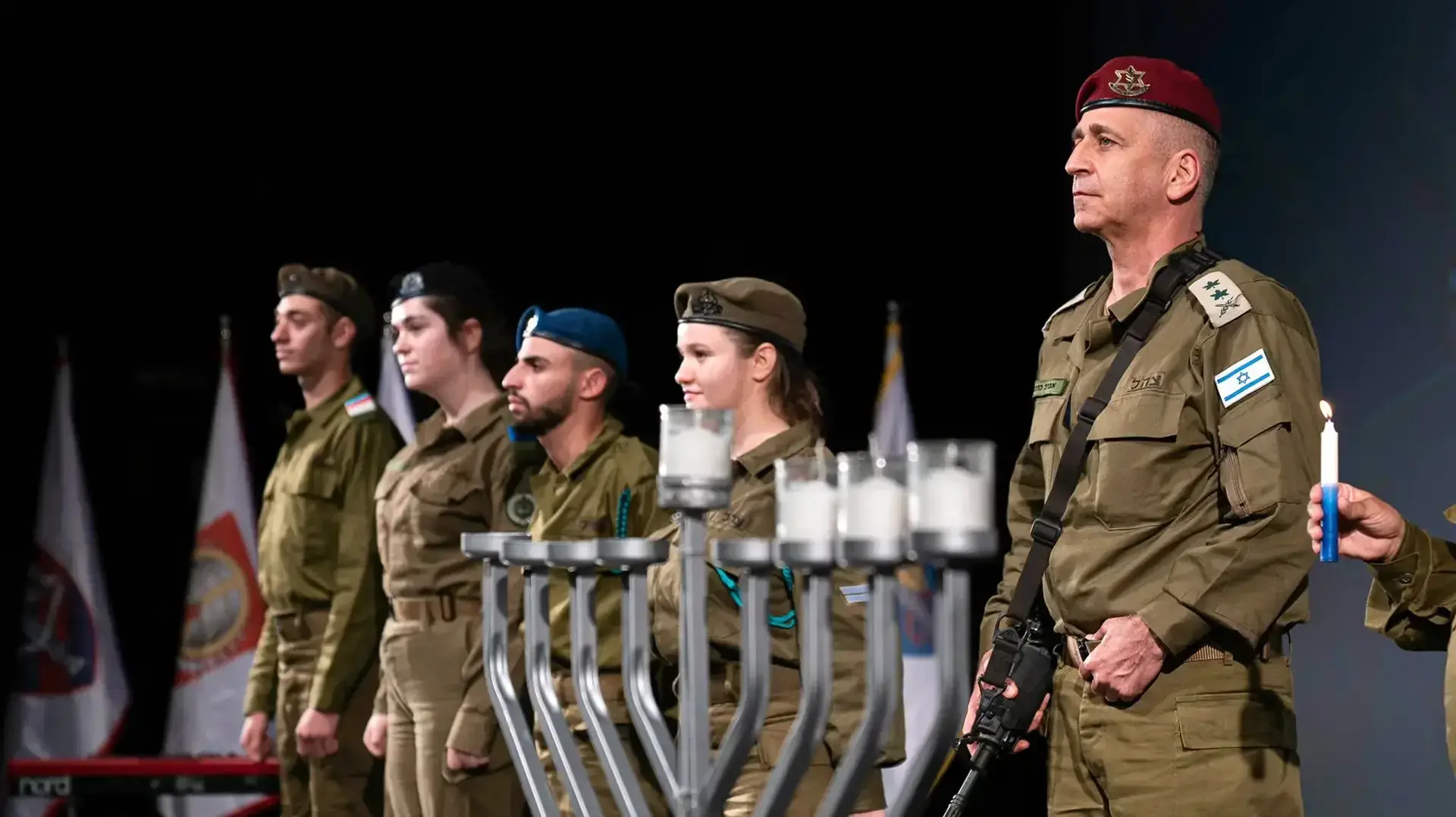 אביב כוכבי הרמטכ״ל בהדלקת נרות בבה״ד 6 עם החיילות שחשפו את פרשת הצילומים של סא"ל דן שרוני אביב כוכבי הרמטכ״ל בהדלקת נרות בבה״ד 6 עם החיילות שחשפו את פרשת הצילומים של סא"ל דן שרוני