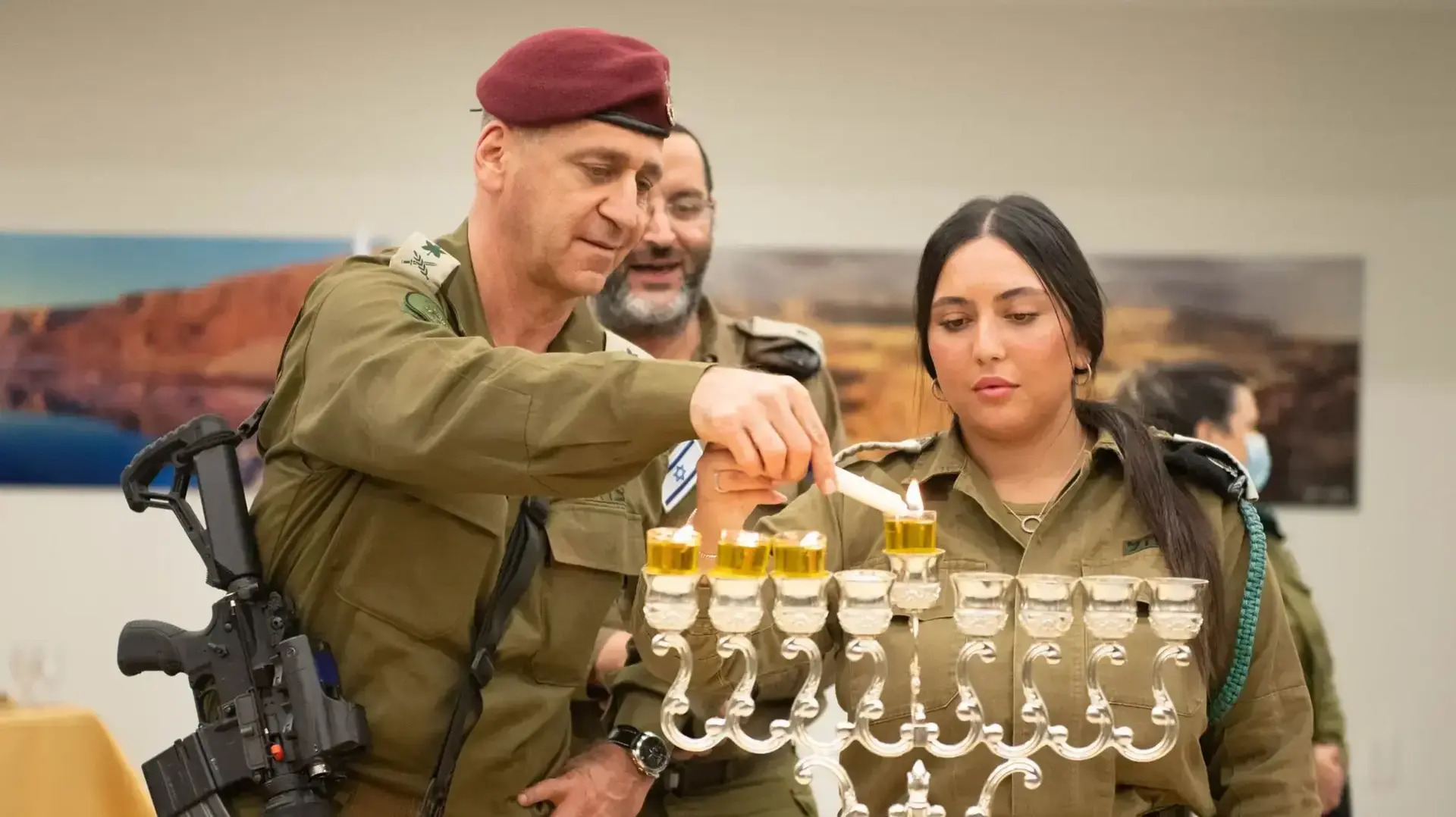 אביב כוכבי הרמטכ״ל בהדלקת נרות בבה״ד 6 עם החיילות שחשפו את פרשת הצילומים של סא"ל דן שרוני אביב כוכבי הרמטכ״ל בהדלקת נרות בבה״ד 6 עם החיילות שחשפו את פרשת הצילומים של סא"ל דן שרוני