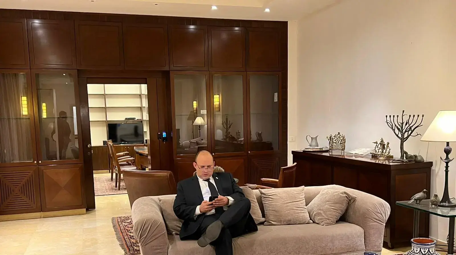 ראש הממשלה נפתלי בנט בביקור ראשון במעון רה"מ ברחוב בלפור אשר בשיפוצים 01 בדצמבר 2021 ראש הממשלה נפתלי בנט בביקור ראשון במעון רה"מ ברחוב בלפור אשר בשיפוצים 01 בדצמבר 2021