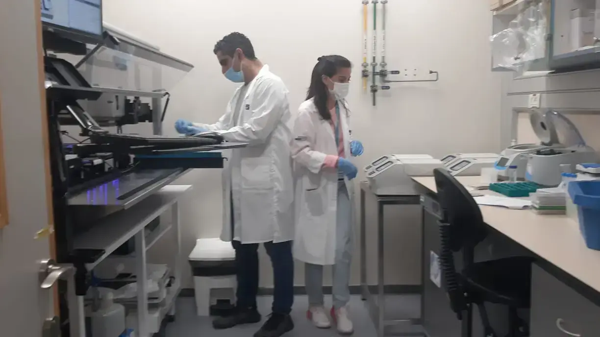 מעבדות ריצוף גנטי של בדיקות הקורונה לגילויי זן אומירקון החדש, ביח חולים אסף הרופא 01 בדצמבר 2021 