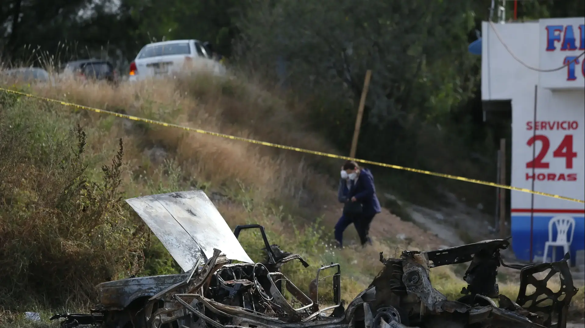 מכונית שרופה בסמול לבית חולים בטולה, אחרי שכנופיה פרצה לכלא, מקסיקו, 1 בדצמבר 2021