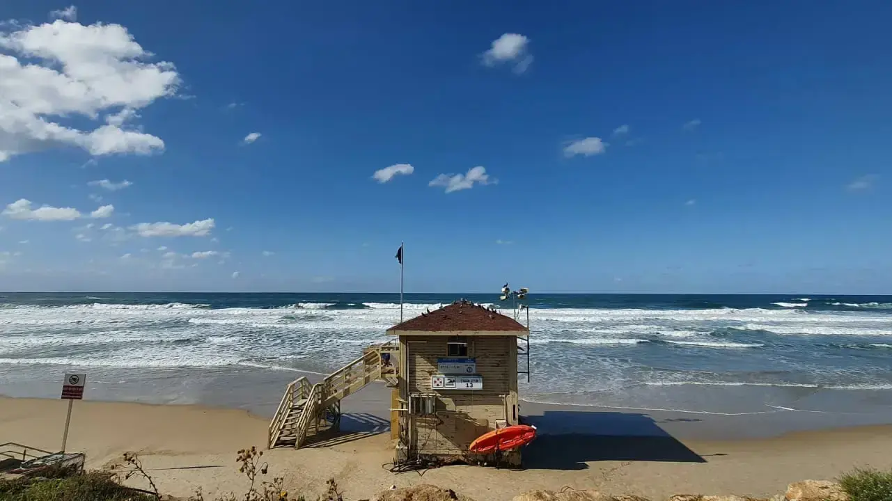דגל שחור בחוף הים של תל אביב, 2 בדצמבר 2021 דגל שחור בחוף הים של תל אביב, 2 בדצמבר 2021