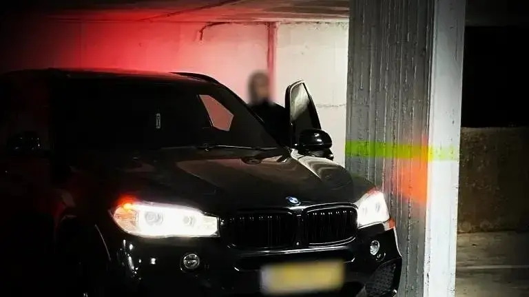 רכב ב.מ.וו. יוקרתי שנתפס שלשום בלילה על ידי המשטרה רכב ב.מ.וו. יוקרתי שנתפס שלשום בלילה על ידי המשטרה