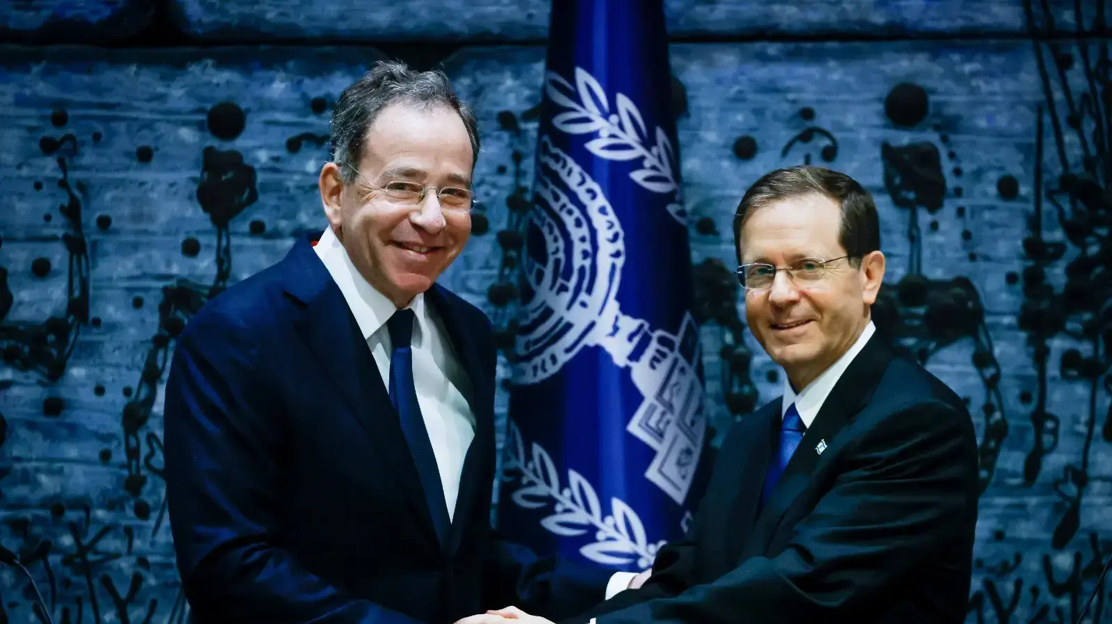 נשיא המדינה, יצחק הרצוג, מקבל את כתב ההאמנה של השגריר החדש של ארה"ב בישראל. השגריר תומאס ריצ'רד ניידס. בית הנשיא, ירושלים 5 דצבמר 2021 נשיא המדינה, יצחק הרצוג, מקבל את כתב ההאמנה של השגריר החדש של ארה"ב בישראל. השגריר תומאס ריצ'רד ניידס. בית הנשיא, ירושלים 5 דצבמר 2021