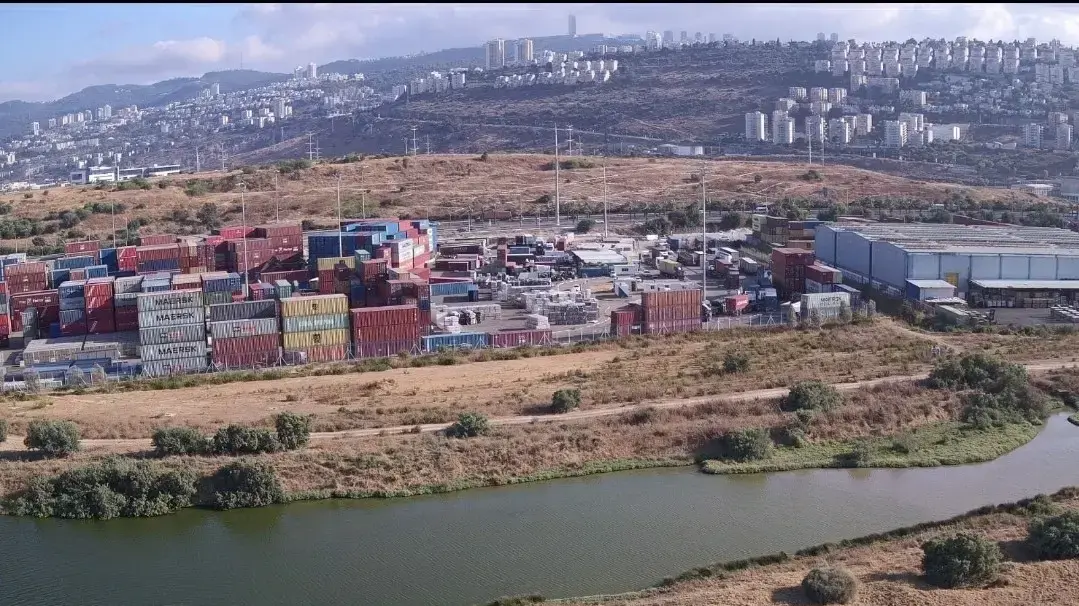 חשד לזיהום: שמן משומש ופסולת על גדות נחל קישון