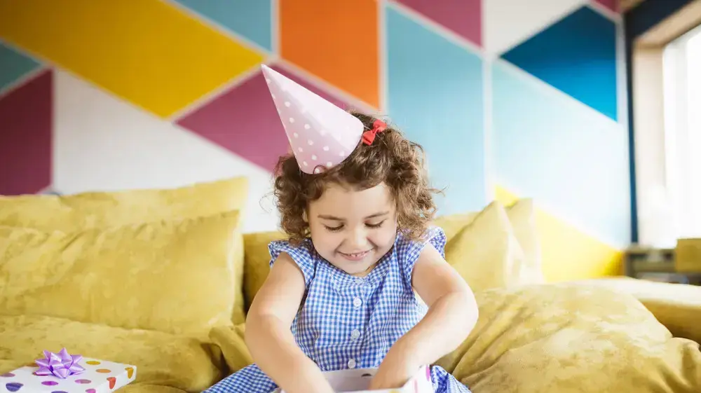 ילדה פותחת מתנות יום הולדת ילדה פותחת מתנות יום הולדת