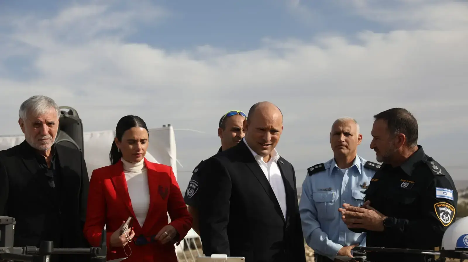 ראש הממשלה, נפתלי בנט ,איילת שקד, מאיר כהן ומפכ"ל המשטרה קובי שבתאי בנקודת תצפית על העיר רהט,6 בדצמבר 2021 ראש הממשלה, נפתלי בנט ,איילת שקד, מאיר כהן ומפכ"ל המשטרה קובי שבתאי בנקודת תצפית על העיר רהט,6 בדצמבר 2021
