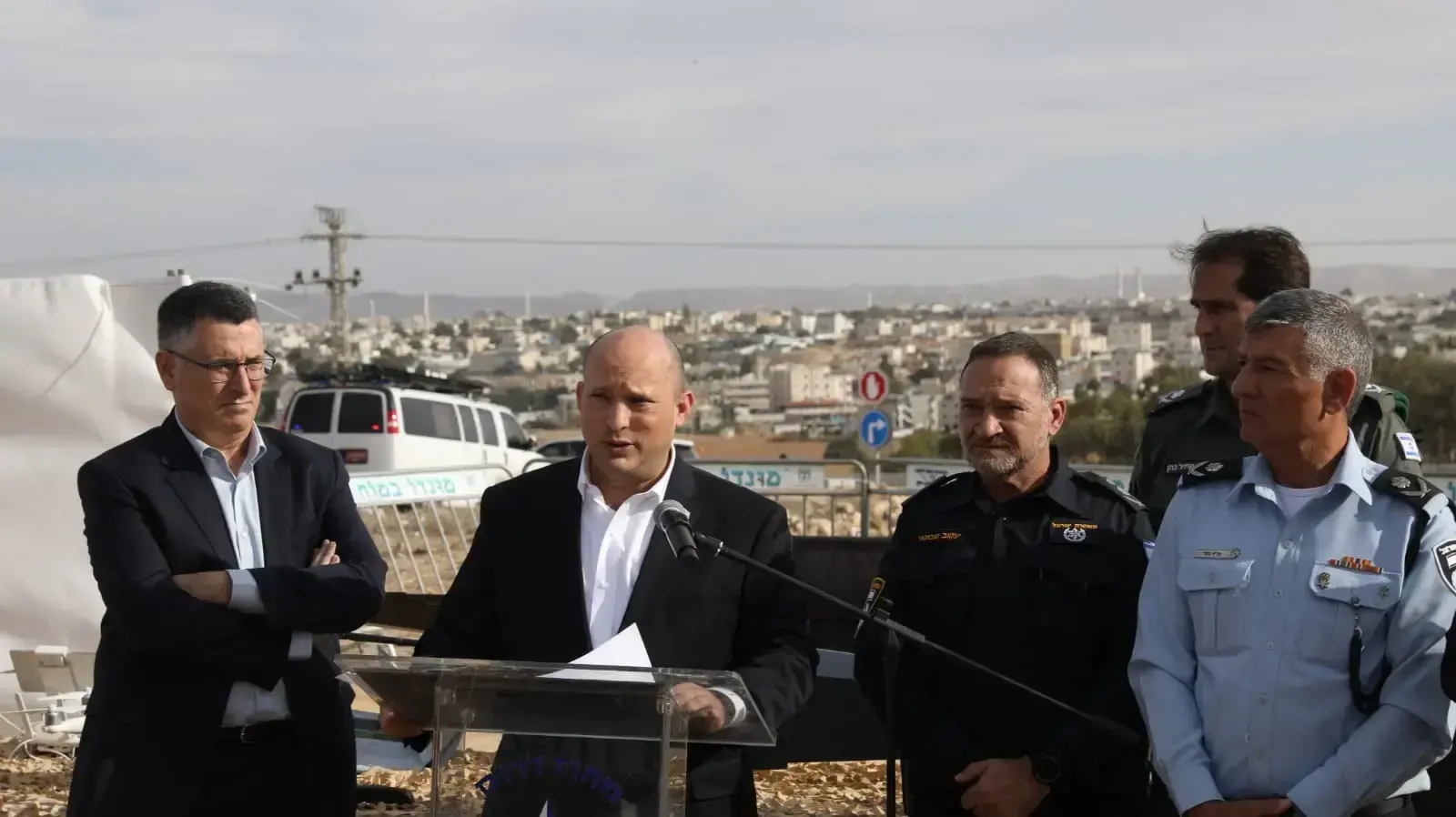 ראש הממשלה, נפתלי בנט ,איילת שקד, מאיר כהן ומפכ"ל המשטרה קובי שבתאי בנקודת תצפית על העיר רהט,6 בדצמבר 2021 ראש הממשלה, נפתלי בנט ,איילת שקד, מאיר כהן ומפכ"ל המשטרה קובי שבתאי בנקודת תצפית על העיר רהט,6 בדצמבר 2021