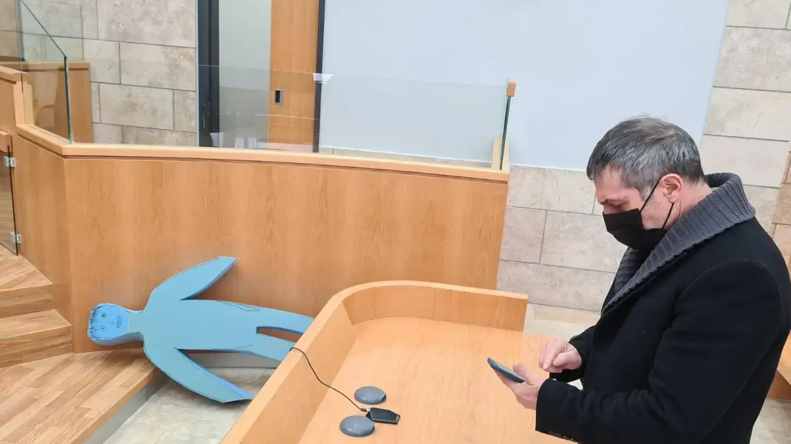 ירום הלוי הבבית המשפט עם הדמות המדמה את תאיר ראדה ז"ל, 7 בדצמבר 2021 ירום הלוי הבבית המשפט עם הדמות המדמה את תאיר ראדה ז"ל, 7 בדצמבר 2021