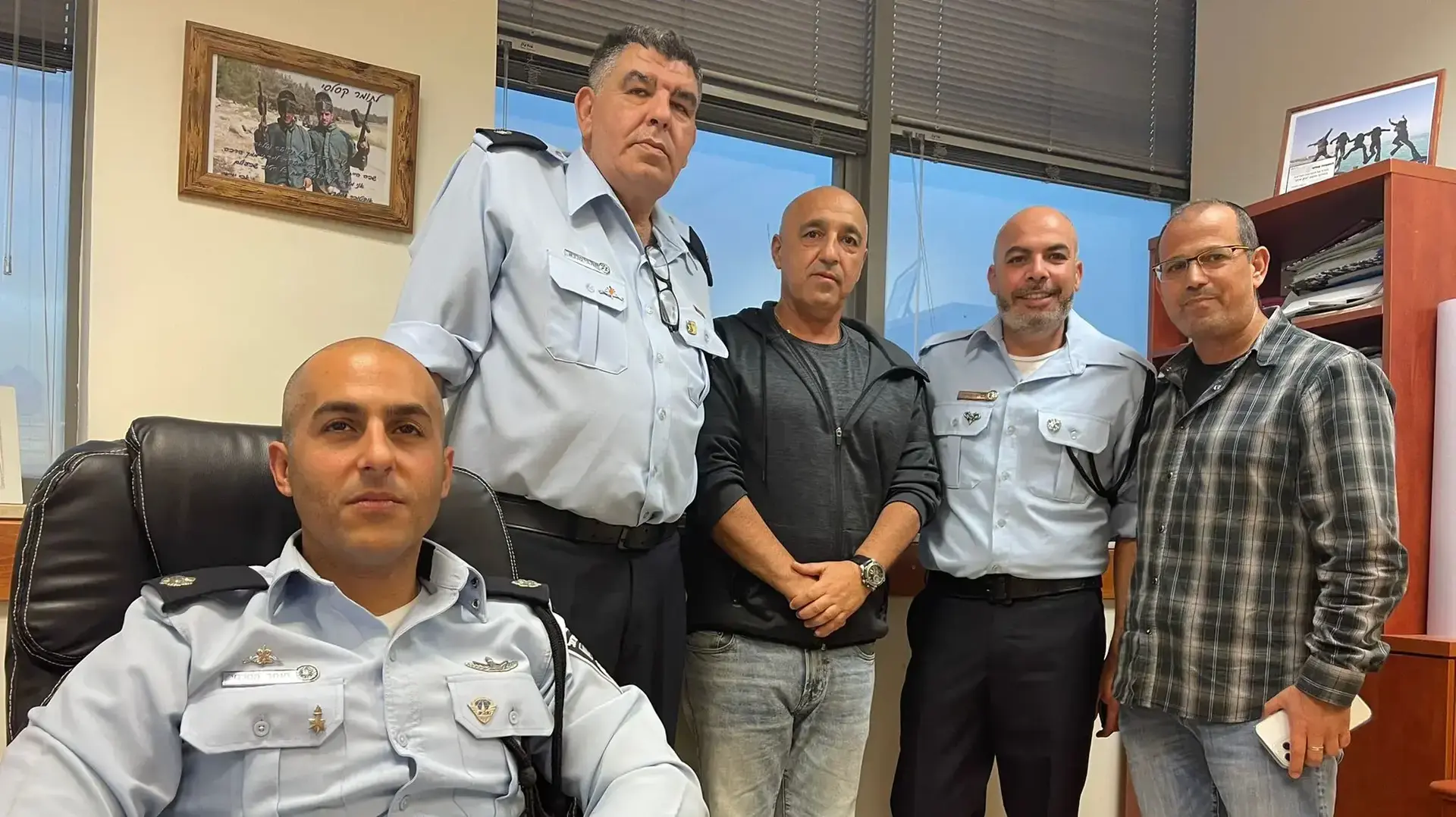 חקירת רצח יעל מלניק במחלק הנוער (מימין) רס"ב ארנון דוידיאן, רס"ב צחי מויאל, רס"ב איציק כתב, רס"ב יעקב מלכא,רפ"ק תומר קסלסי חקירת רצח יעל מלניק במחלק הנוער (מימין) רס"ב ארנון דוידיאן, רס"ב צחי מויאל, רס"ב איציק כתב, רס"ב יעקב מלכא,רפ"ק תומר קסלסי
