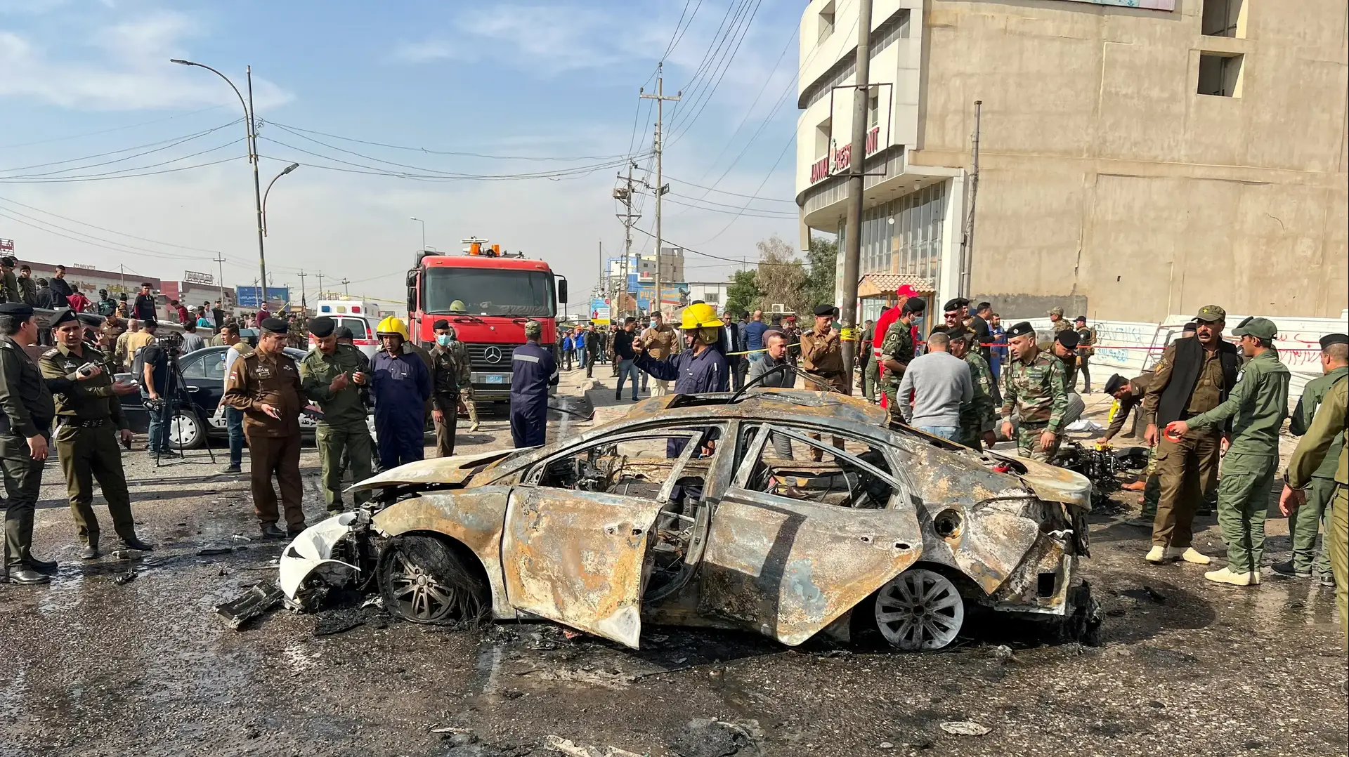 מכונית שעלתה באש בפיצוץ בעיר בצרה, עיראק, 7 בדצמבר 2021