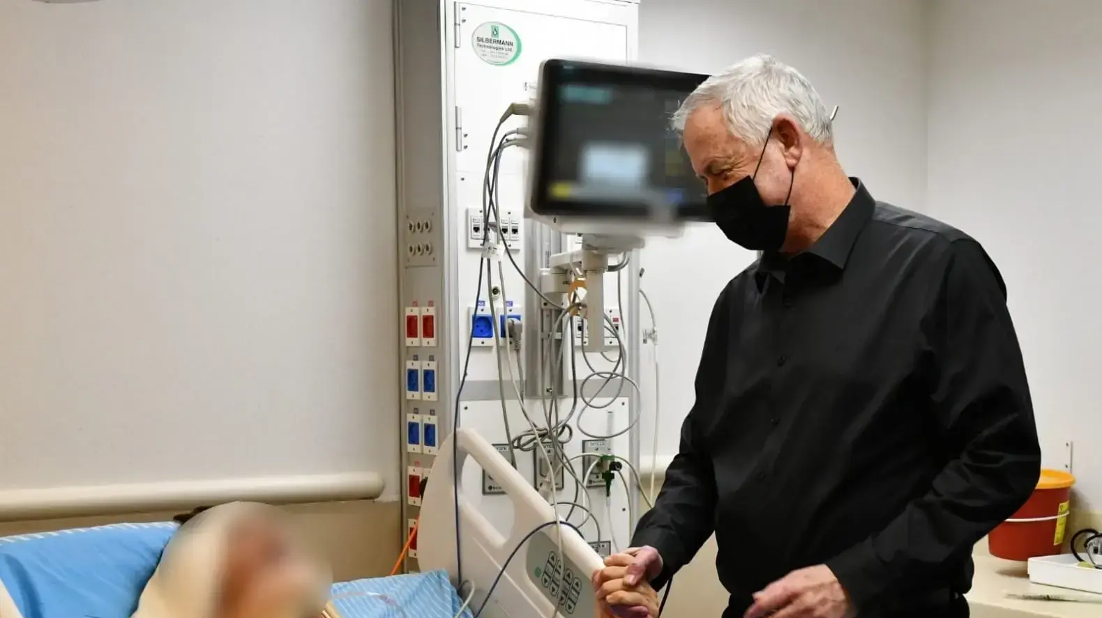 שר הביטחון בני גנץ בבית החולים שיבא תל השומר מבקר את המאבטח שנפגע בפיגוע אמש במעבר תאנים 07 בדצמבר 2021 שר הביטחון בני גנץ בבית החולים שיבא תל השומר מבקר את המאבטח שנפגע בפיגוע אמש במעבר תאנים 07 בדצמבר 2021