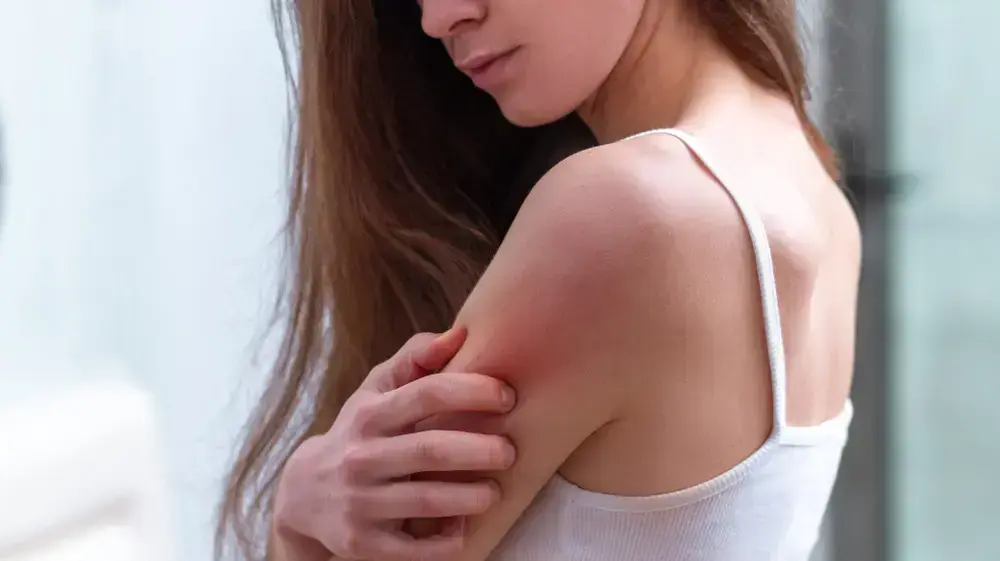 אישה מגרדת את הכתף אישה מגרדת את הכתף