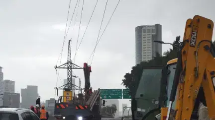  נפילת שני עמודי תאורה בכיבש 20 