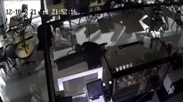 תיעוד גניבה ממצלמות האבטחה בבית הקפה במתחם הקניות בבית החולים הלל יפה