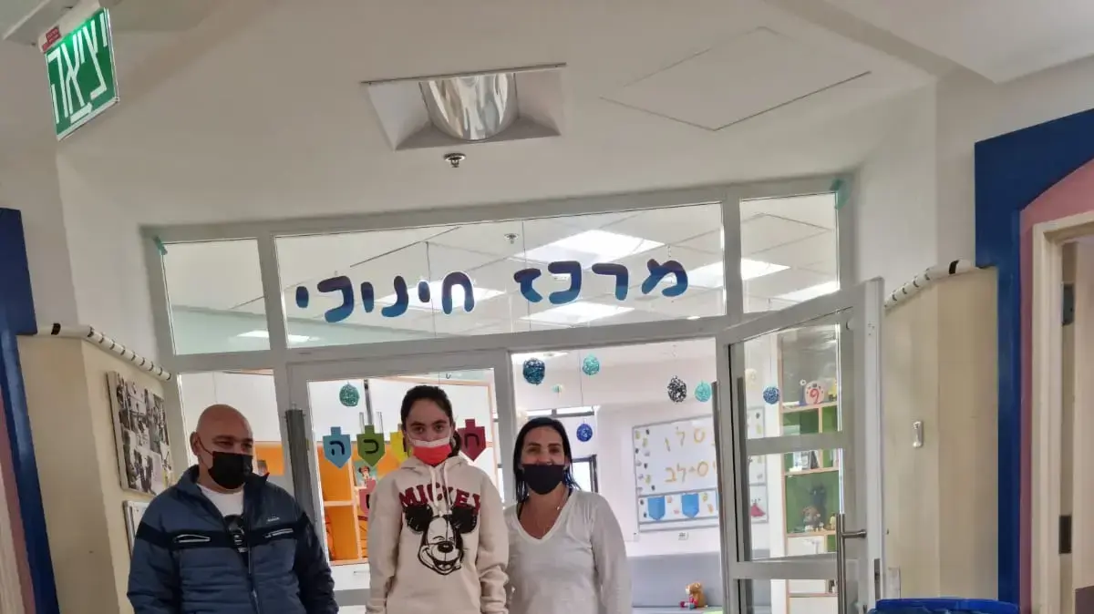 אפרת מלכה בת ה-14 שקיבלה תרומת כלייה מאישה שלא הכירה והצילה את חייה, לאחר ההשתלה יחד עם הוריה דקלה ועוזי אפרת מלכה בת ה-14 שקיבלה תרומת כלייה מאישה שלא הכירה והצילה את חייה, לאחר ההשתלה יחד עם הוריה דקלה ועוזי