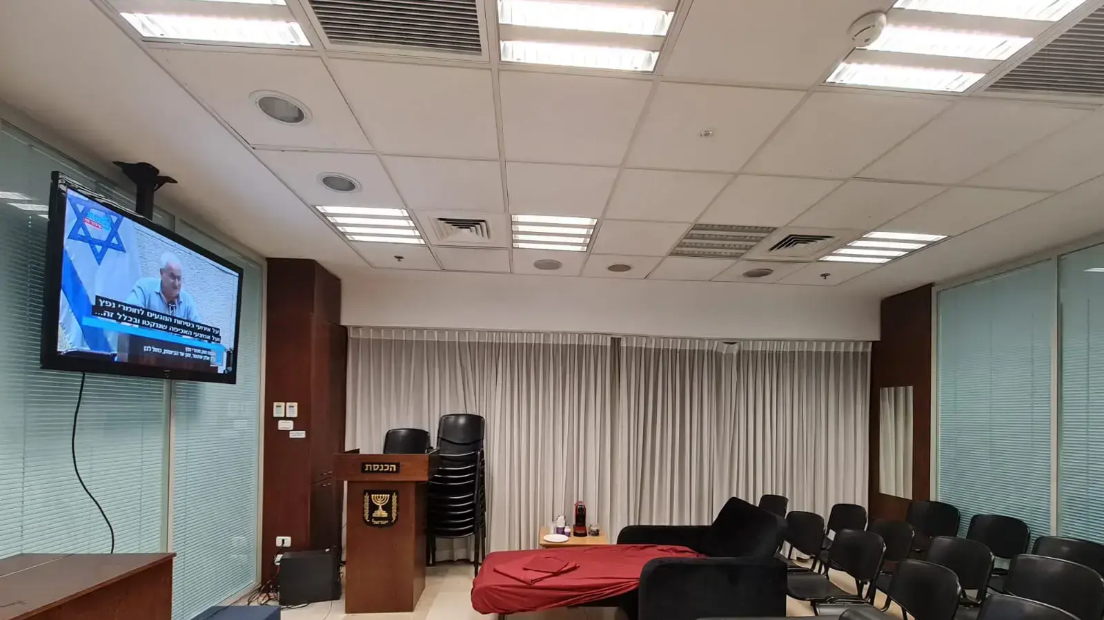 חדרי הבידוד של רהמ בנט ושר הביטחון גנץ שהוכנו במיוחד עבורם לטובת ההצבעות הלילה בכנסת 13 בדצמבר 2021 חדרי הבידוד של רהמ בנט ושר הביטחון גנץ שהוכנו במיוחד עבורם לטובת ההצבעות הלילה בכנסת 13 בדצמבר 2021