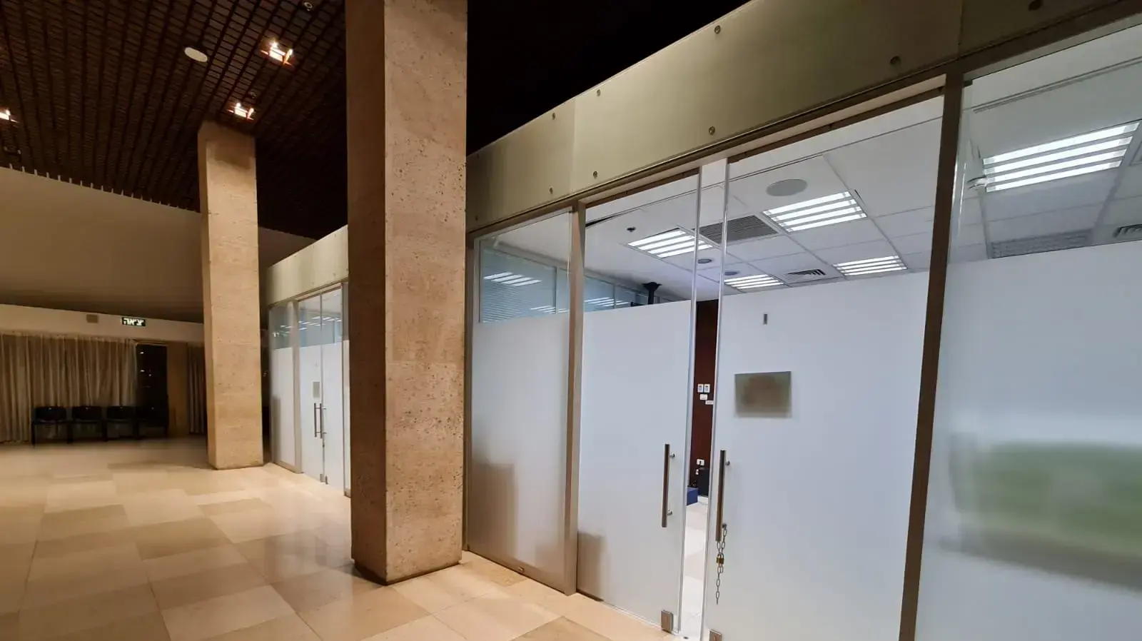 חדרי הבידוד של רהמ בנט ושר הביטחון גנץ שהוכנו במיוחד עבורם לטובת ההצבעות הלילה בכנסת 13 בדצמבר 2021 חדרי הבידוד של רהמ בנט ושר הביטחון גנץ שהוכנו במיוחד עבורם לטובת ההצבעות הלילה בכנסת 13 בדצמבר 2021