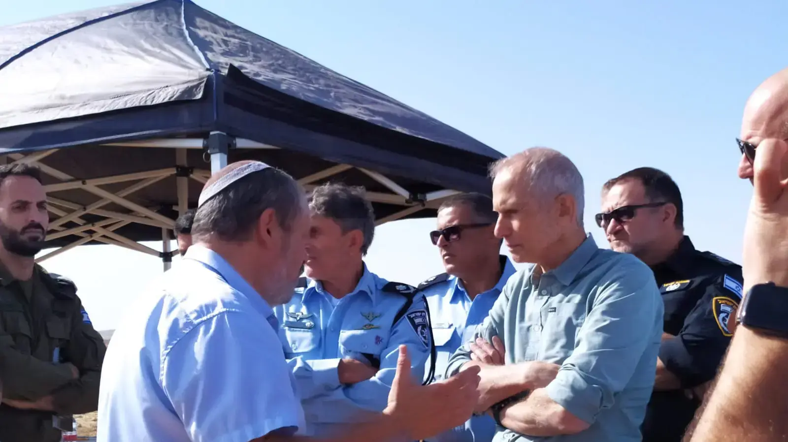 סיורו של שר הביטחון פנים, עומר בר לב עם צמרת המשטרה בהר חברון 14 בדצמבר 2021 סיורו של שר הביטחון פנים, עומר בר לב עם צמרת המשטרה בהר חברון 14 בדצמבר 2021