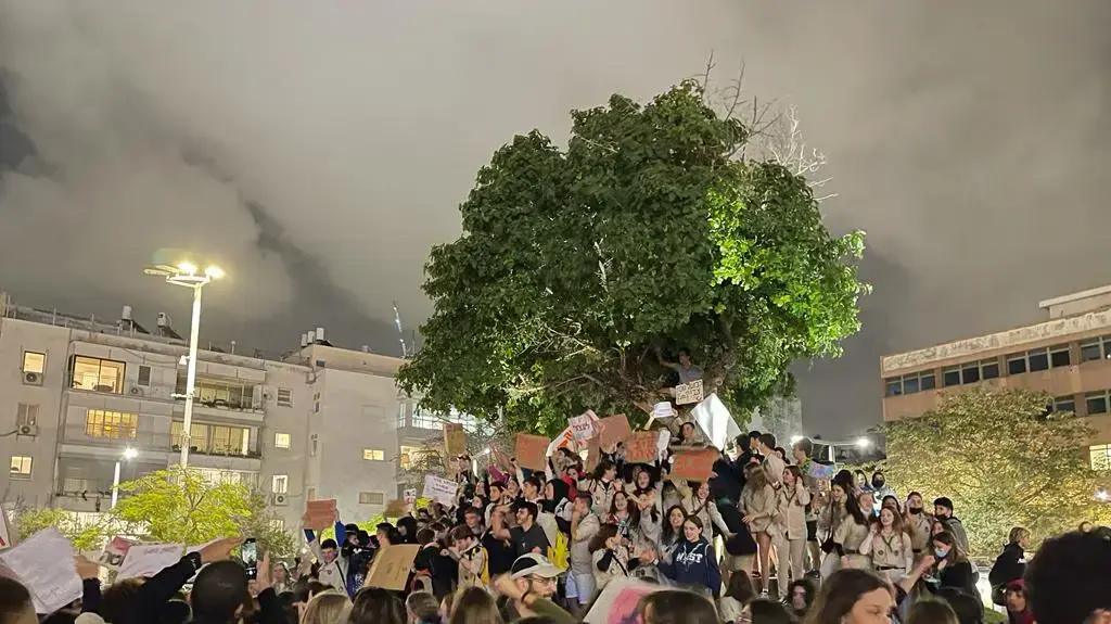מחאת חניכות הצופים בעקבות האונס בתיכון בתל אביב 14 בדצמבר 2021 מחאת חניכות הצופים בעקבות האונס בתיכון בתל אביב 14 בדצמבר 2021
