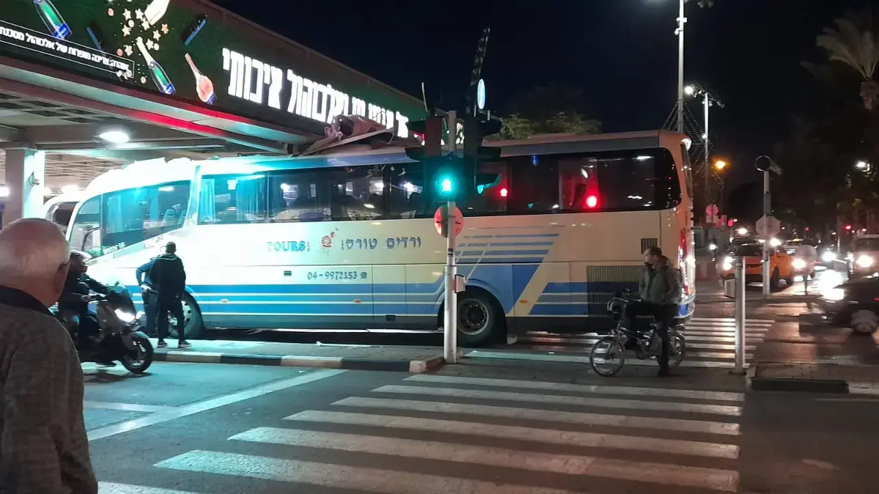 אוטובוס התנגש בגשר סמוך לכיכר רבין
15.12.21 אוטובוס התנגש בגשר סמוך לכיכר רבין
15.12.21