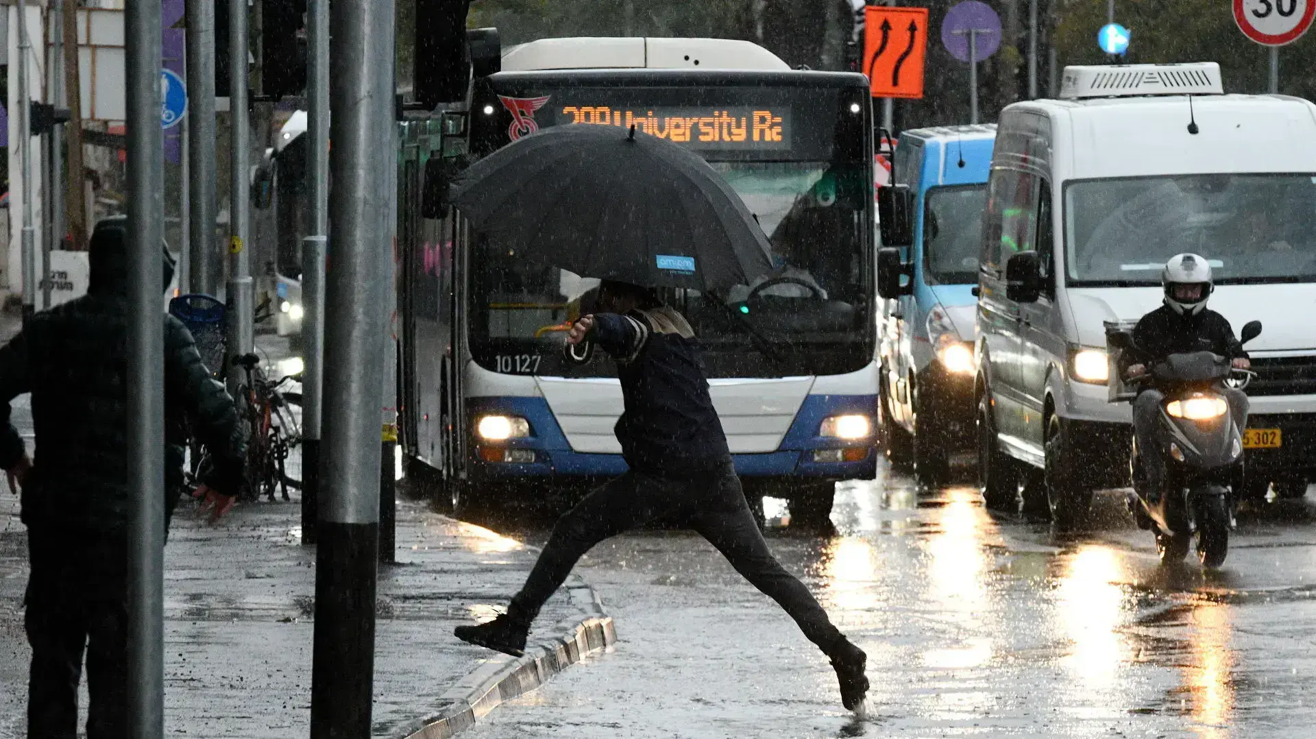 גשם בשמי תל אביב 16 בדצמבר 2021 גשם בשמי תל אביב 16 בדצמבר 2021